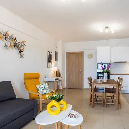 Yioula's * ريثيمنو